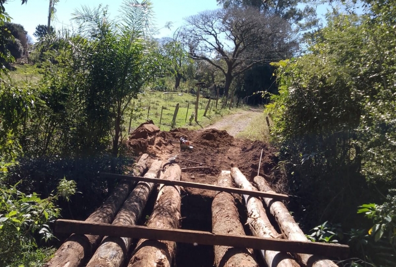 A obra atual inclui a reconstrução da cabeceira da ponte e a instalação de três linhas de tubos com concreto