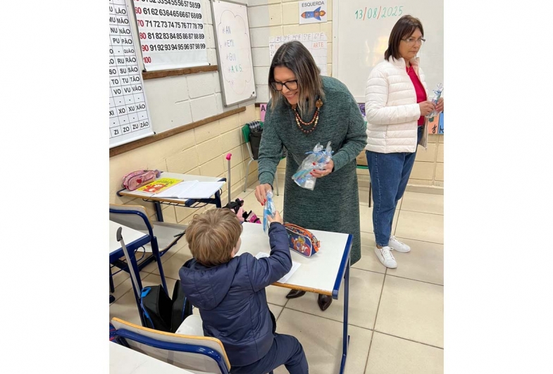 Durante a visita, as equipes conversaram  com os alunos sobre a importância  da higiene após as refeições