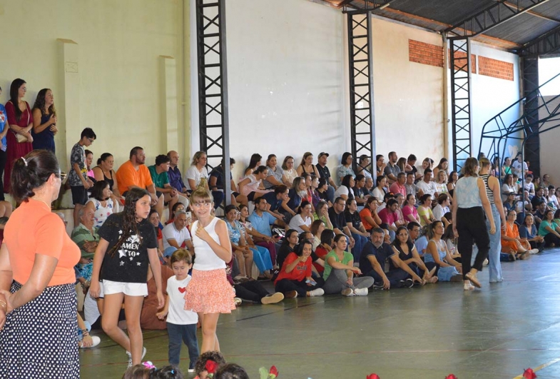 Pais e responsáveis que estiveram presentes na tarde “Mãe, amor eterno” no colégio Cefar