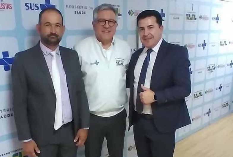 Luciano e Cristiano com o ministro da saúde Alexandre Padilha