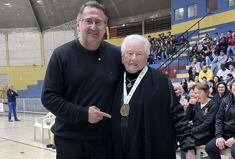 Prefeito homenageia  Dona Helenil