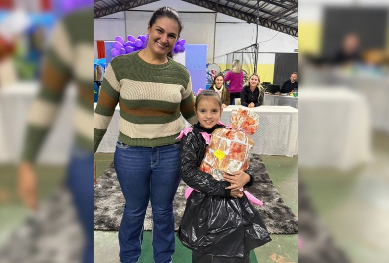 Primeira-dama Viviane entregando  o prêmio para o 1º lugar feminino