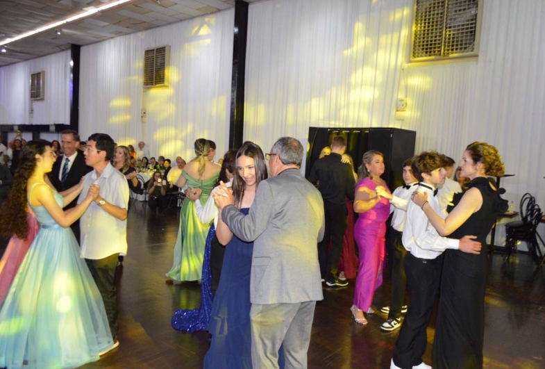 A noite foi marcada com uma valsa entre responsáveis e alunos