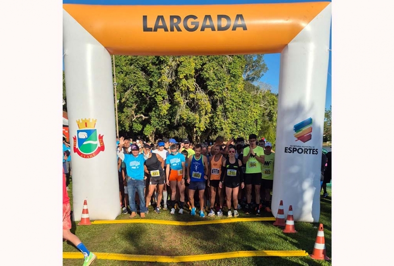 Participantes da corrida, categoria adulta na linha de largada