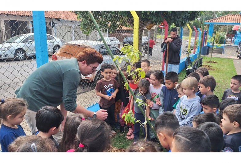 Escola Municipal recebe plantio de mudas de oitis em Taguaí