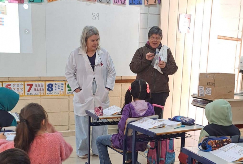 Os alunos receberam os kits e foram  orientados sobre a escovação correta