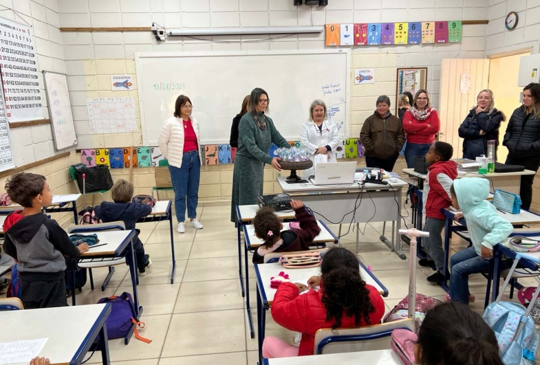 A primeira entrega dos kits foi realizada  na Escola Miguel de Góes