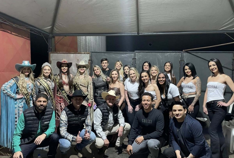 Rainha, 1ª e 2ª princesas e garota rodeio 2024, autoridades e  comissão organizadora com as candidatas à coroa de 2025