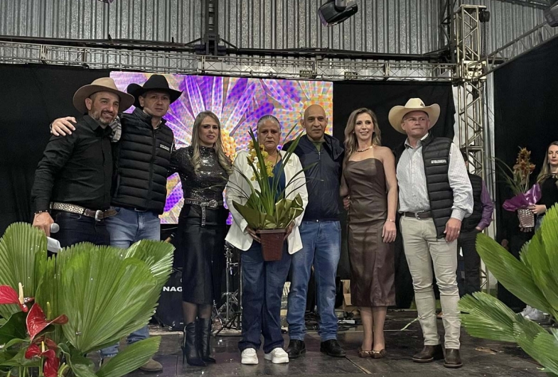 Família da Eliana recebe homenagem das mãos da  primeira-dama Peth e de Leziane