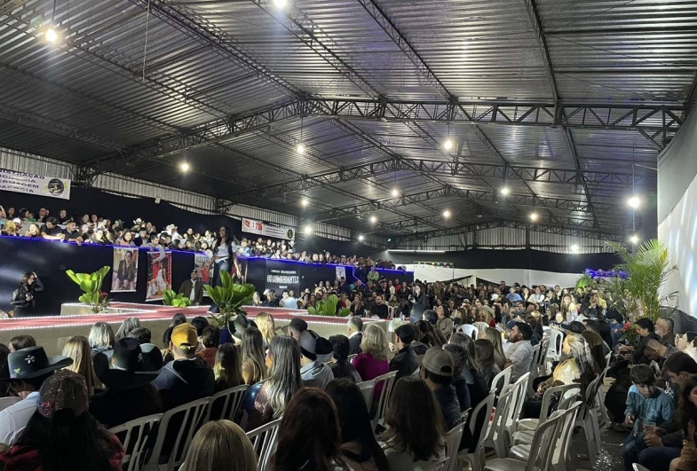 O público lotou  o Barracão do Recinto de Festas Jair Carniato