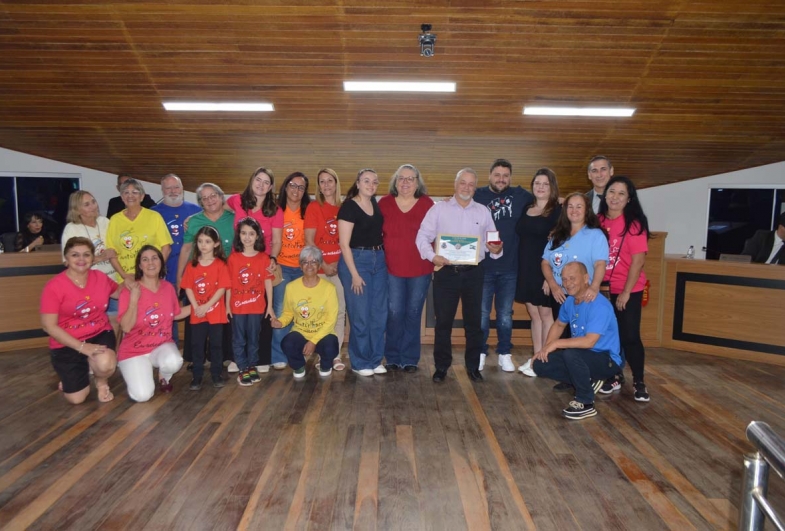 Pastor Edson Fraulini, homenageado pelo vereador Hidalgo  Freitas, com familiares e companheiros da igreja