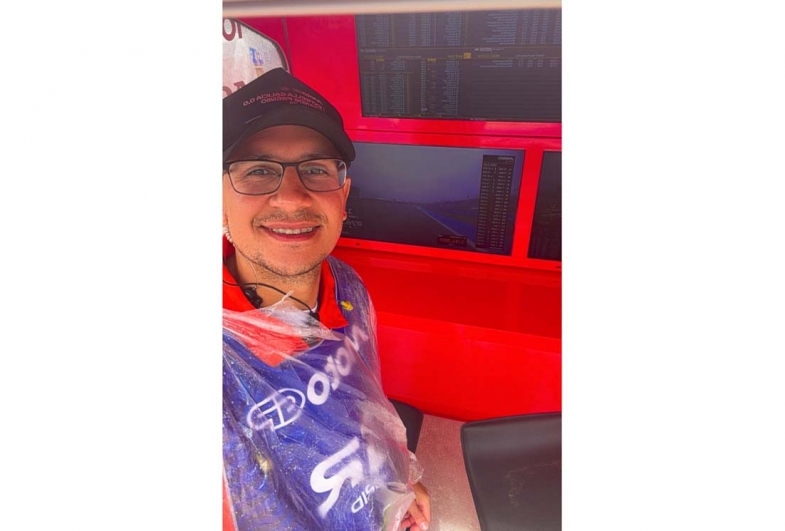 Luiz na cabine de telemetria da equipe Honda HRC, a equipe do brasileiro Diogo Moreira