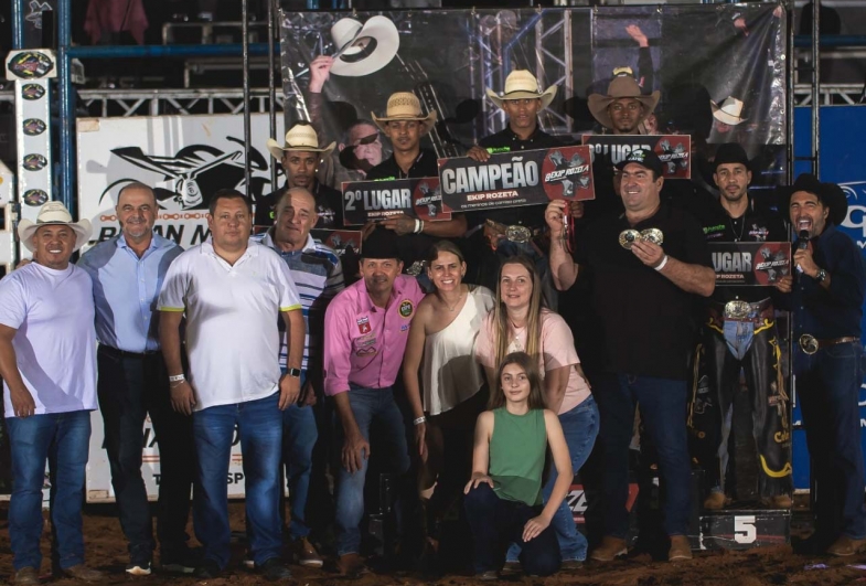 Autoridades entregando o prêmio aos ganhadores