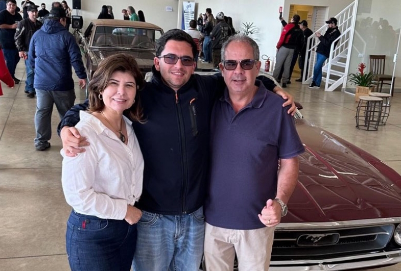 Encontro de Carros Antigos marca 57 anos da Fartura Veículos