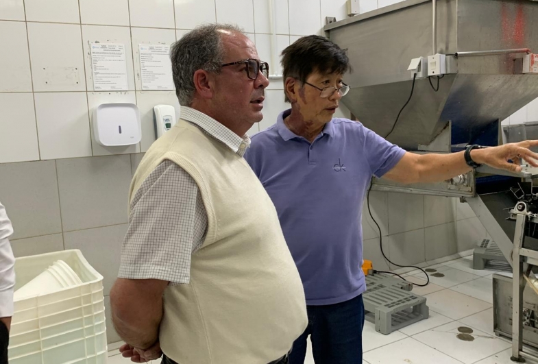 Prefeito Marcão e o propretário da  piscicultura Mauro Yoshio Nakata