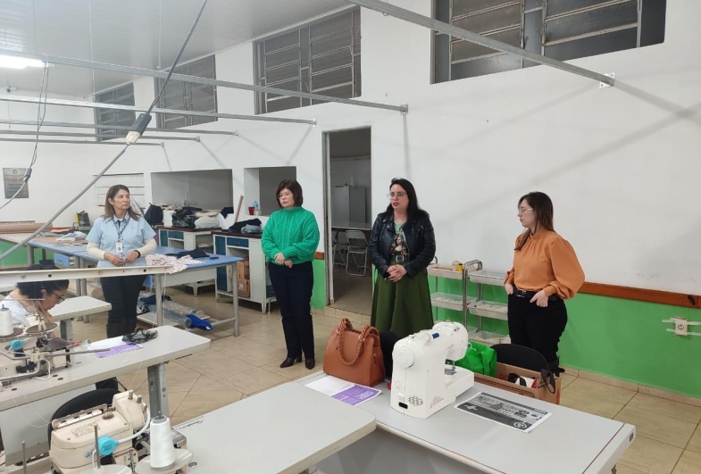 Momento de troca de ideias e construção de novas  oportunidades para os alunos do curso de costura
