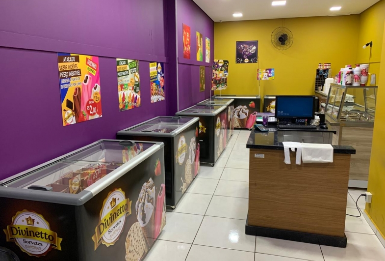 O espaço da sorveteria Divinetto, novo empreendimento dos sócios Fábio e Rodrigo, com os deliciosos sorvetes e açaís