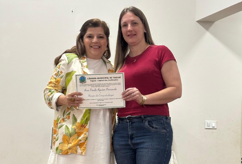 Professora Ana Paula Aguiar Ferraudo e a presidente  da Câmara de Taguaí,  Regina Bergamo