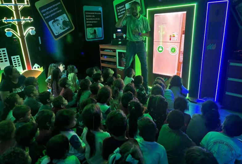 Estudantes de Fartura interagem com os experimentos do caminhão educativo da Neoenergia