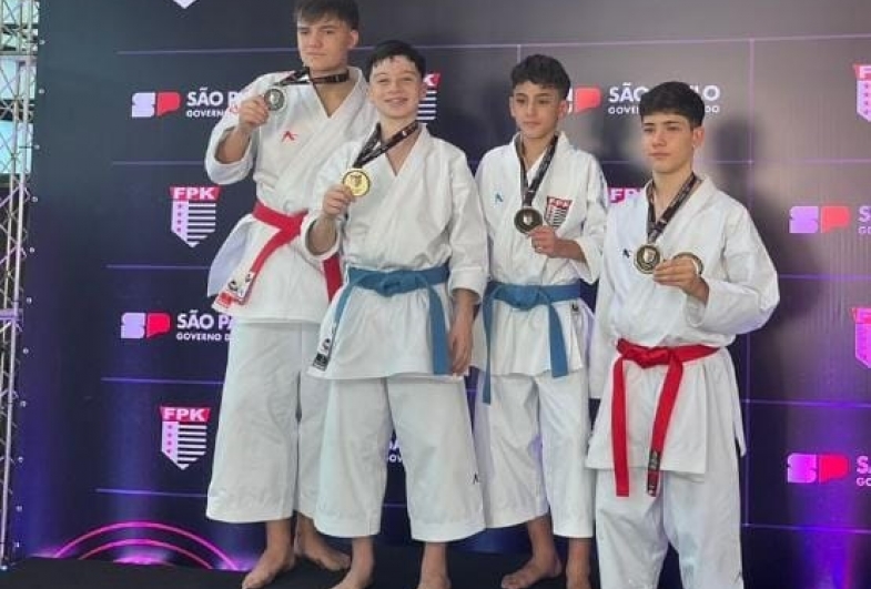 Enzo Faustino mostra a medalha de olho