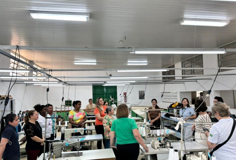 O curso tem o objetivo de incentivar a capacitação e a autonomia profissional da população