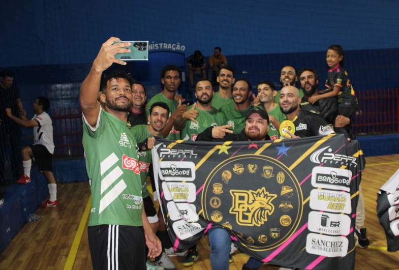 Time de Ipaussu posa para a ´selfie do título´