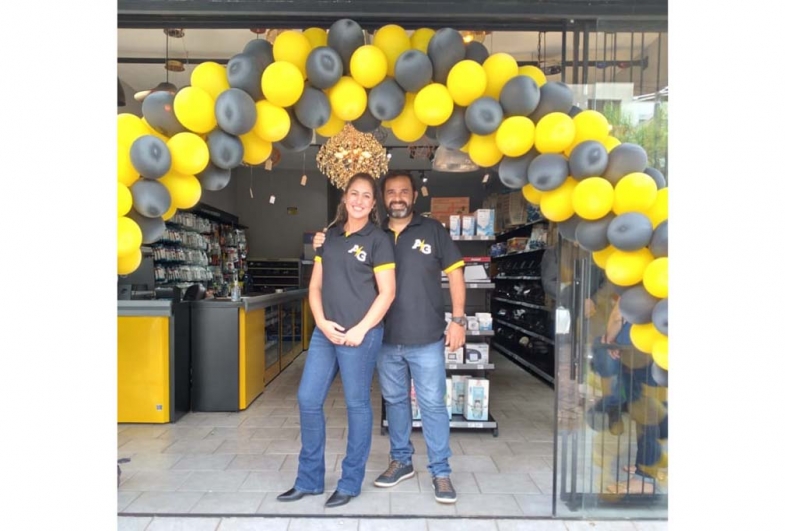 Proprietários da AG Materiais Elétricos  e Hidráulicos Gabi e  André