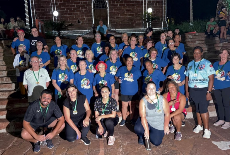 Prefeito Cristiano com o Grupo do Hiperdia, acompanhados pelas enfermeiras Melidiane e Iara, além do secretário de Saúde, Cristiano Barbosa, e do educador físico Claudinei Paiva