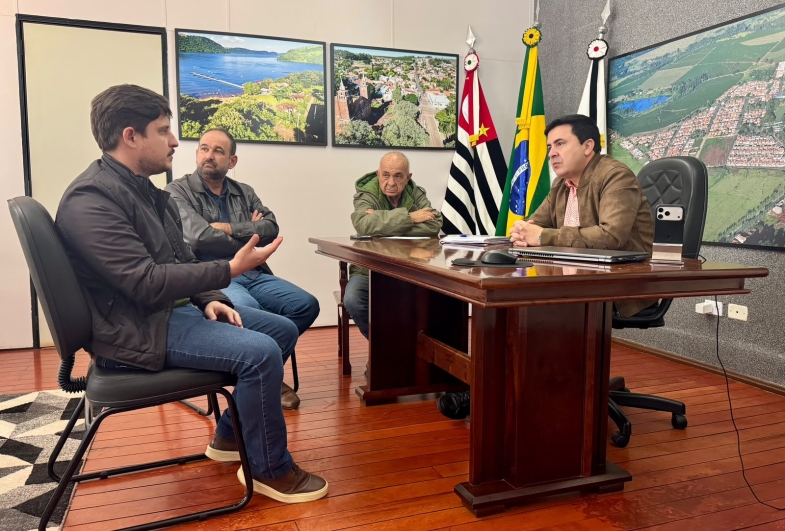 Reunião realizada no gabinete do prefeito Cristiano  Amorim com representantes do Sebrae, produtores  e integrantes da administração municipal