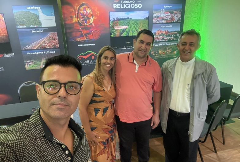 Cassiano Godoi, primeira-dama Rodivane Lima,  prefeito Fábio Benini e o padre João Crisóstomo