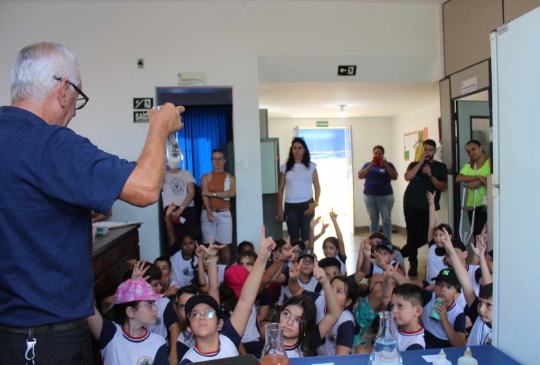Alunos interagem com o ex-funcionário da Sabesp