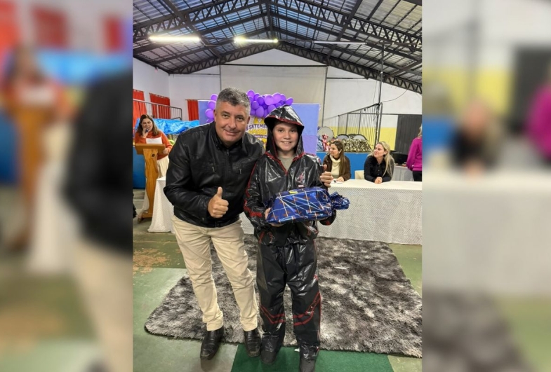 Prefeito Rodrigo Fuloni entregando o  prêmio ao 1º lugar categoria masculino