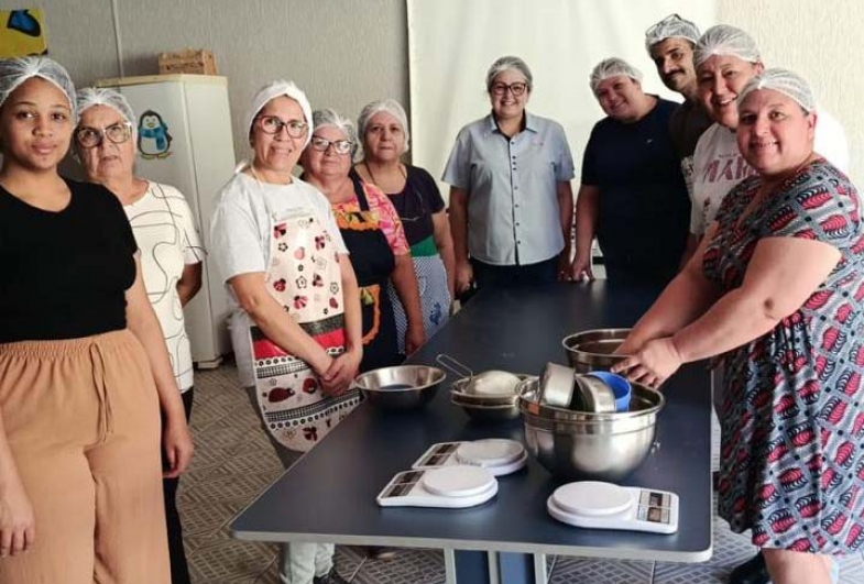 Turma que participa dos cursos em Fartura à tarde