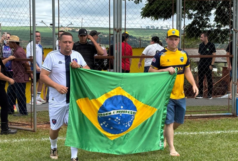 Atleta Leandro (Fim de carreira FC) e Felipe  (Nacional JR) com a bandeira do Brasil