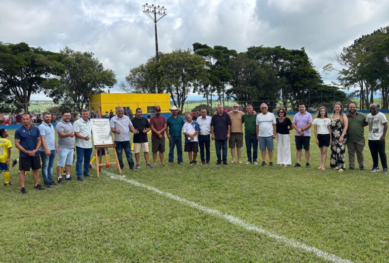 Prefeito João, vice Gango e vereadores de Sarutaiá, ao lado  de autoridades regionais durante a reinauguração