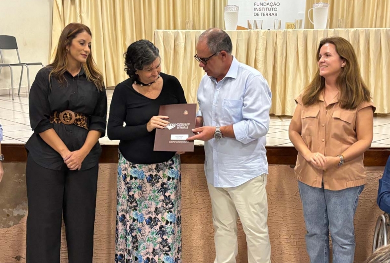 Fartura entrega 28 títulos de regularização fundiária e garante segurança jurídica às famílias
