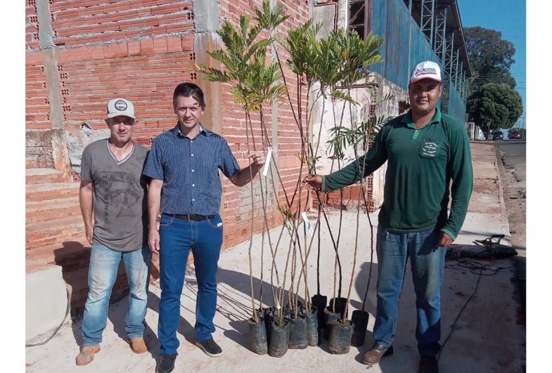 Vice-prefeito de Taguaí Rafael Corona com a equipe do  Meio Ambiente Marcos Bergamo e William Fernandes