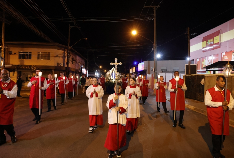 Procissu00e3o reuniu fiu00e9is pelas ruas de Avaru00e9 em homenagem a Nossa Senhora de Fu00e1tima