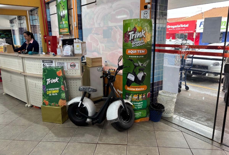 A scooter da promoção está aguardando seu futuro dono