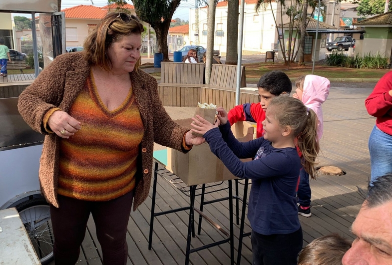 Foi servido pipoca para quem participou da feira