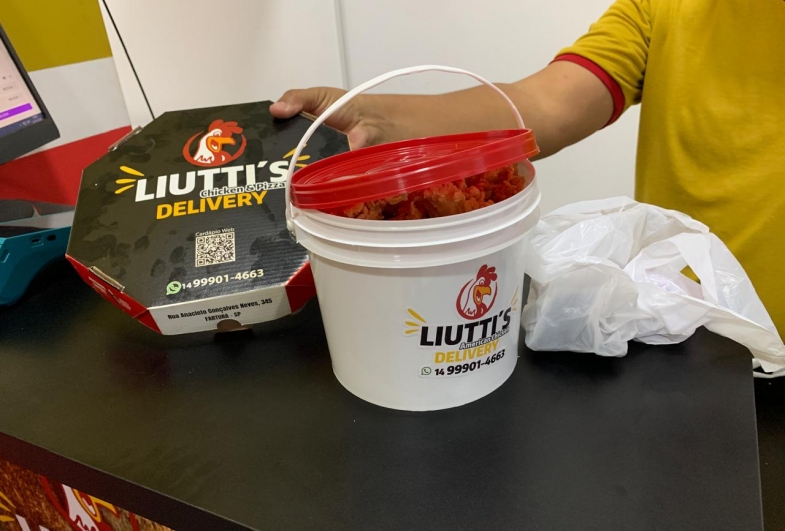 Tradicional frango americano, servido no balde, é o carro-chefe da casa e um dos preferidos dos clientes de Fartura