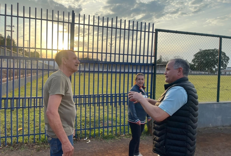 Prefeito Edinho, à direita, durante visita às obras no estádio