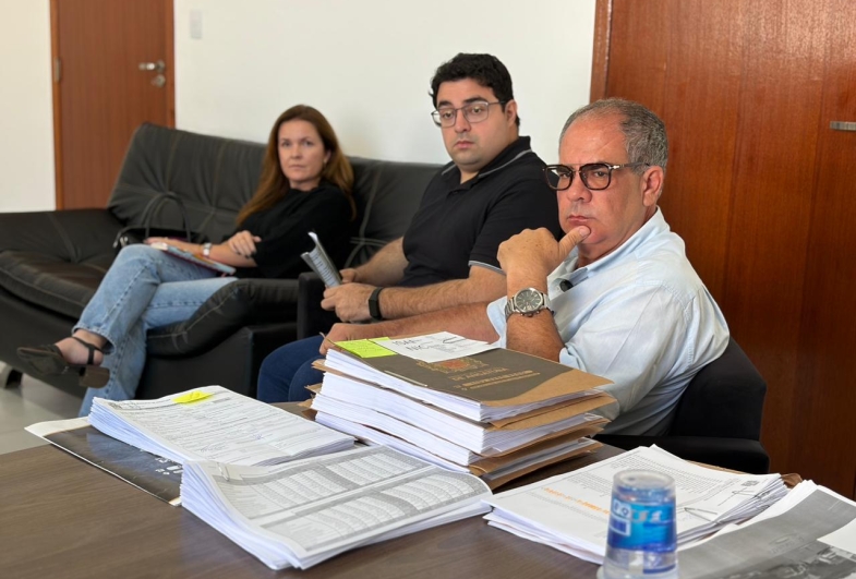 Secretária de Urbanismo e Habitação, Maria Júlia, encarregado da Secretaria Administrativa, Carlos Meira, e prefeito Marcão