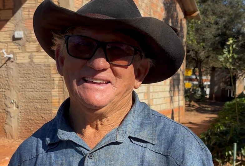 Morador Waldecir Pereira Ramos na frente da casa que está construindo no Quinta dos Cambarás. Para ele, a chegada do esgoto representa 