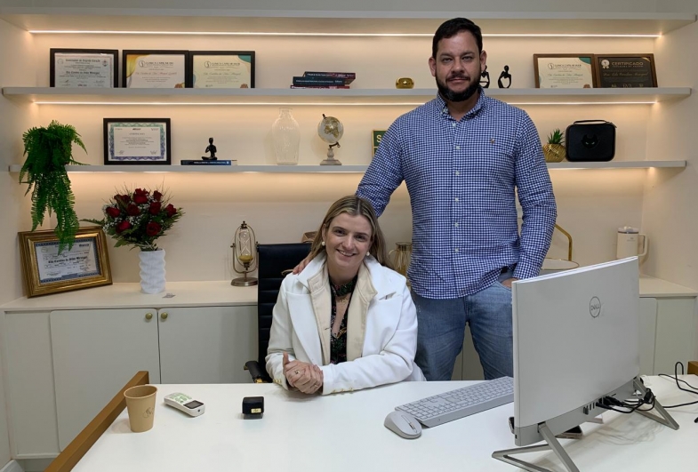 Dra. Eda Carolina e seu esposo André no consultório