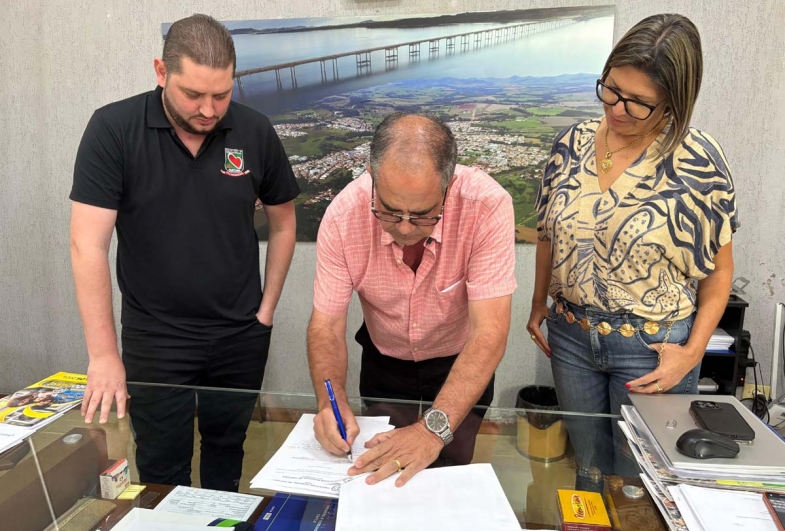 Na ocasião, foram formalizadas a realização de  100 cirurgias eletivas em parceria com a instituição