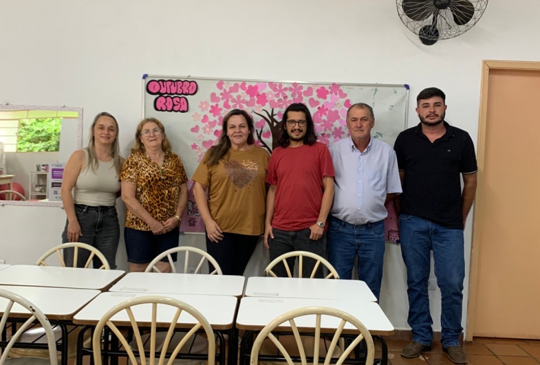 Vereadores Professor Henrique, Toninho do Batista e Léo Maia posam com funcionárias do Gama