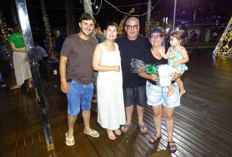 Prefeito Luiz Marcos e a primeira-dama Elisângela com  Gabriel e Daiane Zambom
