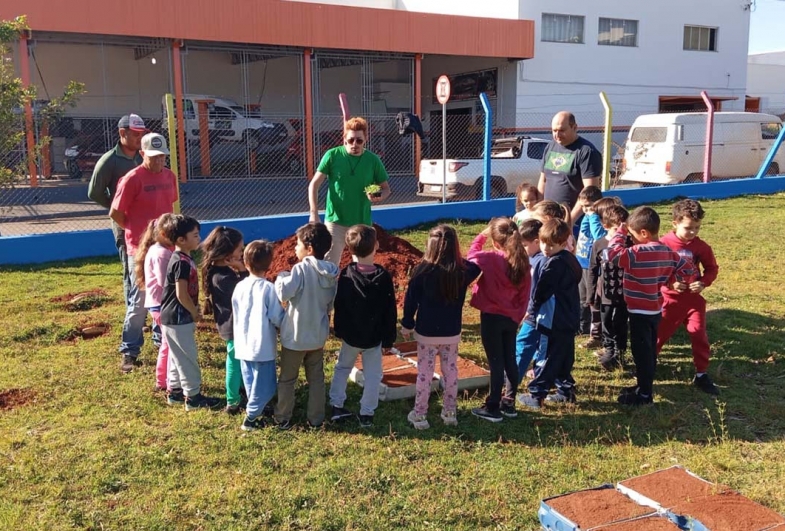 Crianças da Escola Municipal Delmira Gobbo no momento da ação sustentável