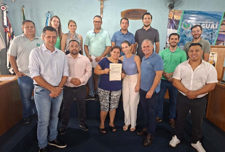 Prefeitura entrega 52 títulos de propriedade para taguaienses